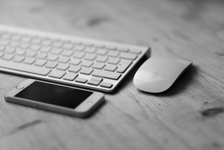 Tastatur, mus, telefon. Illustrasjonsfoto.