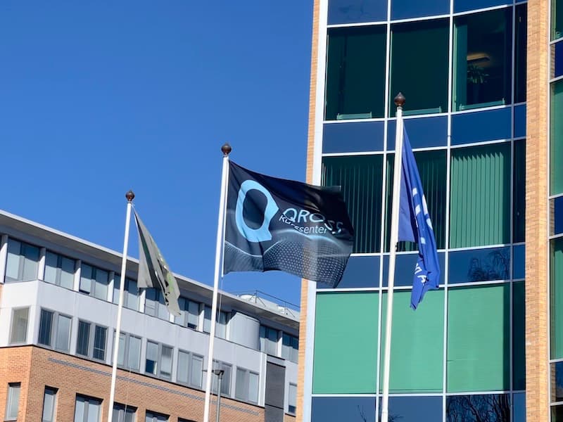 Flagget til Qross Kurssenter utenfor Østensjøveien 36. Foto.
